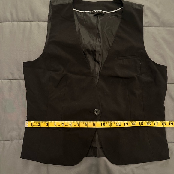 VEST - Picture 6 of 8